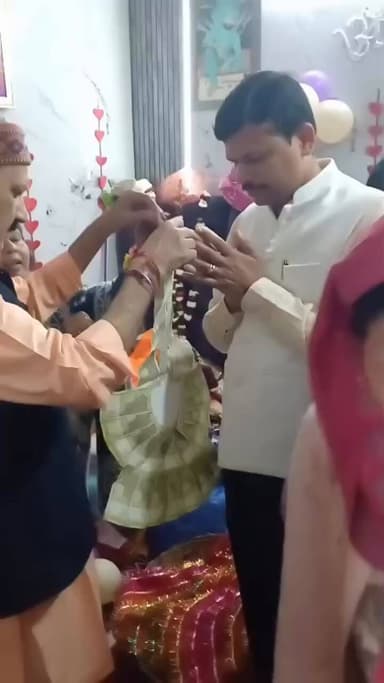 ਮਹਾ ਸ਼ਿਵਰਾਤਰੀ ਦੇ ਪਾਵਨ ਮੌਕੇ ਵੱਖ-ਵੱਖ ਥਾਵਾਂ ਤੇ ਜਾ ਕੇ ਦਰਸ਼ਨ ਕੀਤੇ, ਲੰਗਰ ਸੇਵਾ ਦਾ ਸੁਭਾਗ ਮਿਲਿਆ ਅਤੇ ਭੋਲੇ ਸ਼ੰਕਰ ਜੀ ਦਾ ਆਸ਼ੀਰਵਾਦ ਪ੍ਰਾਪਤ ਕੀਤਾ।
ਭੋਲੇਨਾਥ ਸਭ ਉੱਤੇ ਆਪਣੀ ਕਿਰਪਾ ਬਣਾਈ ਰੱਖਣ ਅਤੇ ਸਭ ਦੇ ਜੀਵਨ ਵਿੱਚ ਸੁੱਖ-ਸ਼ਾਂਤੀ ਤੇ ਖੁਸ਼ਹਾਲੀ ਲਿਆਉਣ। ਹਰ ਹਰ ਮਹਾਦੇਵ 🙏