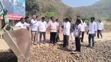 ఏలేశ్వరంలో రోడ్ల పనులను పరిశీలించిన ఎంపీపీ బుజ్జి