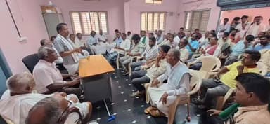 ದಾವಣಗೆರೆ: ಕಾಲುವೆಗಳಿಗೆ ಬಾರದ ಭದ್ರಾ ನೀರು; ಕುಕ್ಕುವಾಡದಲ್ಲಿ ಅಧಿಕಾರಿಗಳಿಗೆ ರೈತರ ತರಾಟೆ