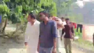 হরিশ্চন্দ্রপুর ১: স্বামী সন্তান হারানো বৃদ্ধার পাশে জেলা পরিষদ সদস্য, পিপলা গ্রামে গিয়ে করলেন সহযোগিতা