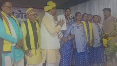 खरसिया: खरसिया के बरगढ़ खोला में कोयला परियोजना का विरोध, सांसद को सौंपा गया ज्ञापन