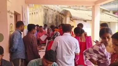 নলহাটি ১: নলহাটি পৌরসভার ডাকবাংলো উদ্যানে চলছে পৌরসভার ১৬টি ওয়ার্ডের যুবক যুবতীদের জন্য যুব সাথীর রেজিস্ট্রেশন ক্যাম্প