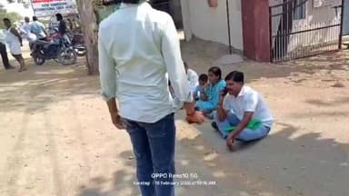 ಕಾರಟಗಿ: ಬೆನ್ನೂರು ಗ್ರಾಮದಲ್ಲಿ ಸೈಟ್ ಅತಿಕ್ರಮಣ ಆರೋಪ; ಪೊಲೀಸ್ ಠಾಣೆಯ ಮುಂದೆ ಜೀವ ಬೆದರಿಕೆ ಇದೆ ರಕ್ಷಣೆ ನೀಡಿ ಎಂದು ಕುಟುಂಬ ಸದಸ್ಯರಿಂದ ಪ್ರತಿಭಟನೆ