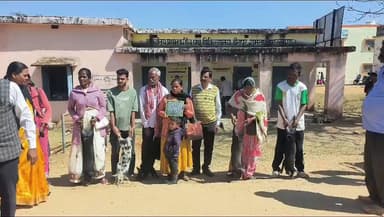 चैनपुर: पशुपालन से समृद्धि की ओर: चैनपुर में सात लाभुकों को सूकर इकाई का वितरण