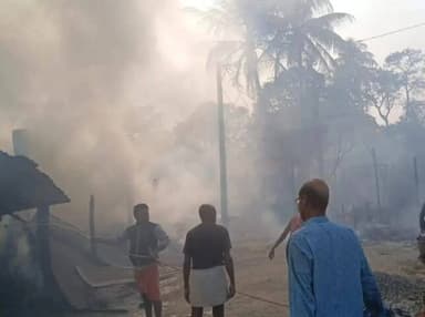 सिकटी: सिकटी-बेंगा पंचायत वार्ड एक में शॉर्ट सर्किट से लगी आग, 6 परिवारों के घर जलकर हुए खाक