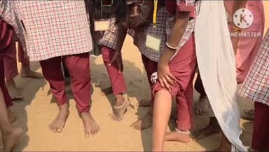 సత్తుపల్లి: రేజర్ల గ్రామంలోని జిల్లా పరిషత్ ఉన్నత పాఠశాల ఎదుట విద్యార్థుల తల్లిదండ్రులు ఆందోళన