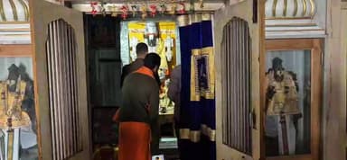 मूंडवा: मूंडवा के श्री वेंकटेश मंदिर में हुई चोरी का मौका मुआयना करते जिला पुलिस अधीक्षक