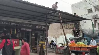 ब्यावर: जवाजा में अतिक्रमण पर हड़कंप, अल्टीमेटम के बाद दुकानदारों ने स्वयं हटाए टीन शेड और अस्थायी ढांचे