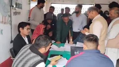 बुढ़ाना: तहसील क्षेत्र के गांव बिटावदा में एसडीएम कृष्णकांत विश्वकर्मा ने प्राथमिक विद्यालय में SIR संबंधी लोगों को सुना