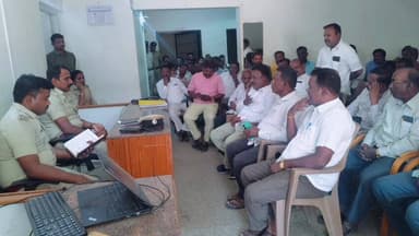 ಗೌರಿಬಿದನೂರು: ನಗರದ ಪೊಲೀಸ್ ಠಾಣೆಯಲ್ಲಿ ದಲಿತ ಕುಂದು ಕೊರತೆಗಳ ಸಮಸ್ಯೆಗಳ ಸಭೆಯನ್ನ ಹಮ್ಮಿಕೊಳ್ಳಲಾಗಿತ್ತು