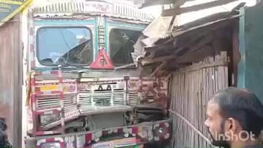 कटोरिया: कटोरिया बाज़ार के सुईया रोड पर अनियंत्रित ट्रक एक दुकान में घुसी