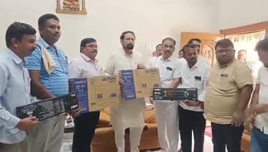 ಅಥಣಿ: ಪಟ್ಟಣದಲ್ಲಿ ಘಟನಟ್ಟಿ ಗ್ರಾಮದ ಸರ್ಕಾರಿ ಶಾಲೆ ಎರಡು ಕಂಪ್ಯೂಟರಗಳನ್ನ ಕೊಡುಗೆಯಾಗಿ ನೀಡಿದ ಶಾಸಕ ಲಕ್ಷ್ಮಣ ಸವದಿ