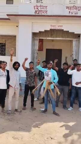 खड़गपुर: छात्र राजद ने हरि सिंह कॉलेज खड़गपुर में मुंगेर विश्वविद्यालय के कुलसचिव का पुतला दहन किया, जमकर की नारेबाजी