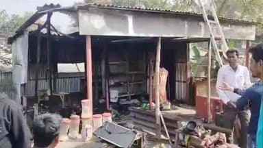 গঙ্গারামপুর: গঙ্গারামপুরে ভয়াবহ অগ্নিকাণ্ডে ছাই মুদিখানা ও চায়ের দোকান, লক্ষাধিক টাকার ক্ষতি