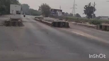 गनाेड़ा: बड़लिया टोल प्लाजा से टोल हटने के छः माह बाद भी सड़क के बीच बने चेंबर नहीं हटे