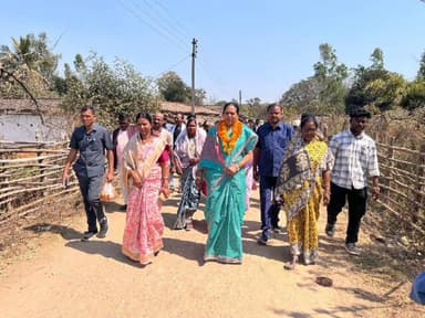 चारामा: मरकाटोला में शहीद विष्णु राम जुर्री की प्रतिमा का अनावरण, विधायक सावित्री मंडावी ने दी भावपूर्ण श्रद्धांजलि