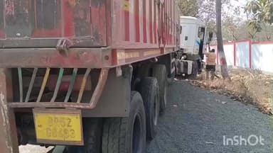 शिकारीपाड़ा: शिकारीपाड़ा में ट्रेलर और हाइवा की टक्कर, दोनों वाहनों का अगला हिस्सा क्षतिग्रस्त