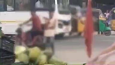 రేణిగుంట అంబేద్కర్ సర్కిల్ వద్ద నడిరోడ్డు పై గొంతు కోసుకున్న యువకుడు