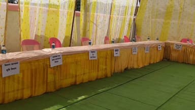 ‘संकल्प से समाधान’ शिविर में अव्यवस्था: ग्राम पंचायत गुरुजी में कई विभागों के स्टॉल खाली, अधिकारियों की उदासीनता