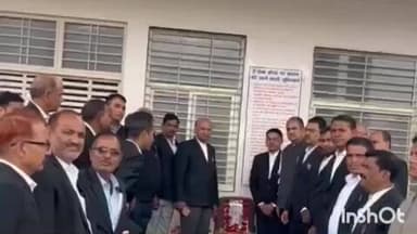 करेरा: करैरा में अधिवक्ता की हत्या के विरोध में तीसरे दिन भी हड़ताल, प्रोटेक्शन एक्ट लागू करने की मांग पर अड़े रहे अधिवक्ता