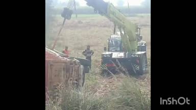 मोहम्मदी: उचौलिया थाना क्षेत्र के जलालपुर गांव के पास टमाटर से लोड डीसीएम की कमानी टूटने से अनियंत्रित होकर पलटी