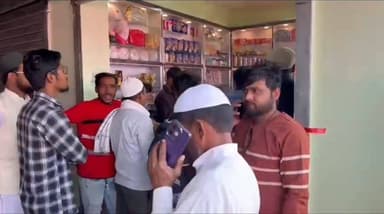 गोबिंदपुर थाना क्षेत्र के बलियापूर मार्ग पर स्थित मोईन फैंसी कॉस्मेटिक स्टोर का JLKM के वरिष्ठ नेता ने विधिवत रूप से फीत...