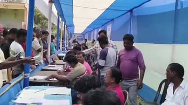 গড়বেতা ৩: গোয়ালতোড়ে যুব সাথী প্রকল্পের ফরম পূরণ ক্যাম্পে সহযোগিতার হাত বাড়িয়ে দিলেন পঞ্চায়েত সমিতির সভাপতি