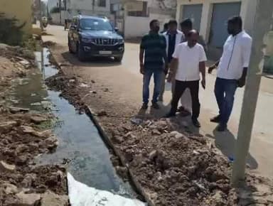 ధర్మవరం బలిజ కళ్యాణ మండపం వీధిలో పూడిపోయిన డ్రైనేజీలు శుభ్రం చేయించిన బీజేపీ నాయకులు