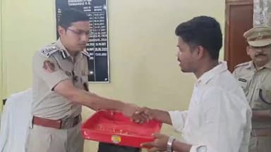 ଖଣ୍ଡଗିରି: କଳିଙ୍ଗ ବିହାର ଅଞ୍ଚଳରେ ସୁନା ଦୋକାନରୁ ଲୁଟ ଘଟଣା, ଲୁଟ ସୁନା କୁ ଦୋକାନୀ କୁ ଫେରାଇଲା ପୋଲିସ