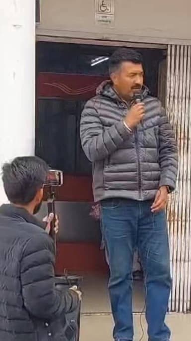 शानन पोस्ट ऑफिस बंद करने के विरोध में जोगिन्दर नगर पोस्ट ऑफिस के बाहर उपस्थित जनसमूह को संबोधित करते डॉ राकेश धरवाल