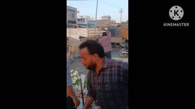 गुन्नौर: कस्बा रजपुरा में लगने वाली साप्ताहिक बाजार में दो सांड आपस में भिड़ गए, वीडियो सोशल मीडिया पर हुआ वायरल