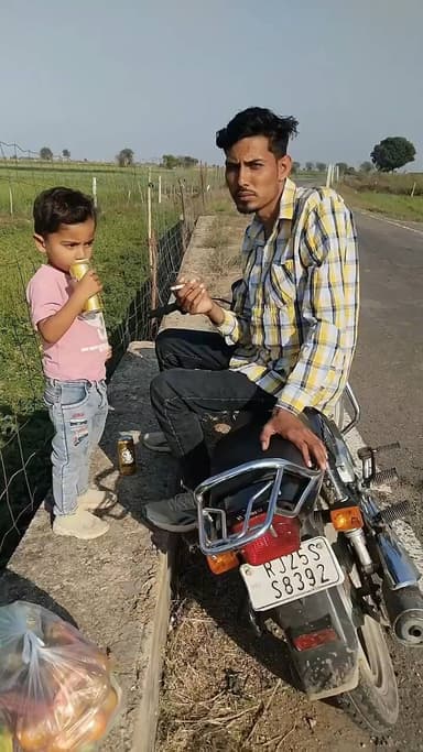 छोटे बच्चे को धूम्रपान करवाना कितना घटिया काम तो है ही।
साथ ही जुर्म भी है।
#RajPoliceHelp #PoliceRajasthan