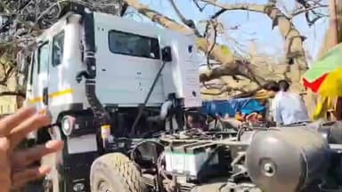 रनियां: खूंटी के तमाड़ मोड़ पर तेज रफ्तार चेचिस ने जूस की दुकान और अस्पताल की बाउंड्री को मारी टक्कर