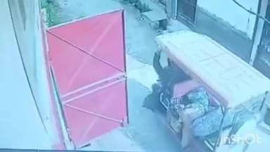 देवबंद: देवबंद नगर में आवारा कुत्तों का आतंक, स्कूल जाते मासूम भाइयों पर हमला, एक गंभीर घायल, परिवार दहशत में, CCTV वायरल