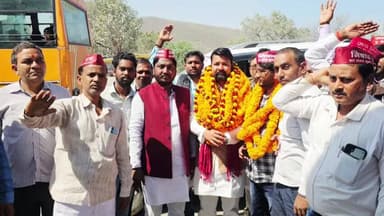 ओबरा: चोपन में निषाद पार्टी के राष्ट्रीय सचिव रविंद्र मणि निषाद का जोरदार स्वागत किया गया