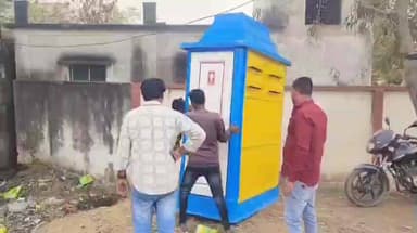 सीतामऊ: शौचालय की व्यवस्था न होने से सीतामऊ तहसील कार्यालय के आसपास खुले में लघुशंका, की गई व्यवस्था