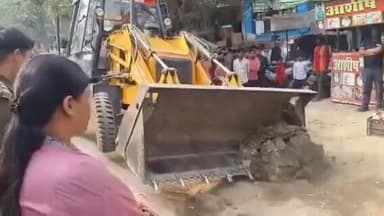 सिधौली: सिधौली में अवैध अतिक्रमण पर प्रशासन की बुलडोजर कार्रवाई से हड़कंप, बुलडोजर को देख लोगों ने खुद ही अतिक्रमण हटाया