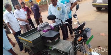 दापोली: गावतळे बाजारपेठेत नवी ईव्ही दूचाकी पाहण्यासाठी गर्दी