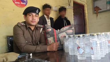 बथनाहा: महुआवा पिकेट पुलिस ने 42 लीटर नेपाली सौंफी शराब के साथ दो तस्करों को किया गिरफ्तार
