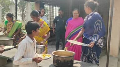 దుబ్బాక: దౌల్తాబాద్ మండలం దొమ్మాట జిల్లా పరిషత్ ఉన్నత పాఠశాలలో మధ్యాహ్న భోజన ప్రక్రియను పరిశీలించిన జిల్లా కలెక్టర్ హైమావతి