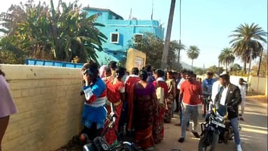 चैनपुर: ब्लॉक मोड़ पर अनियंत्रित बाइक दुर्घटना, एक ही परिवार के चार घायल, मुखिया की तत्परता से बची जान