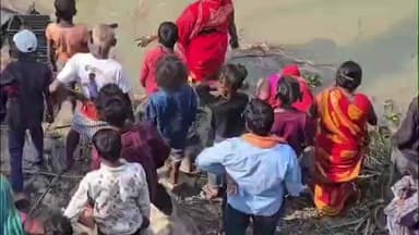 सिंघवारा: ट्रक पलटने से नदी में गिरे अंगूर, ग्रामीणों में लूटने की मची होड़