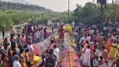 ஆம்பூர்: வீராங்குப்பம் பகுதியில் உள்ள அங்காள பரமேஸ்வரி அம்மன் ஆலயத்தில் மயானகொள்ளை திருவிழா ஏராளமான பக்தர்கள் கலந்து கொண்டு சாமிதரிசனம்