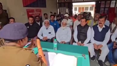 इटवा: CO इटवा ने आगामी त्यौहार के दृष्टिगत प्रभारी निरीक्षक इटवा के साथ इटवा थाने पर पीस कमेटी की गोष्ठी की