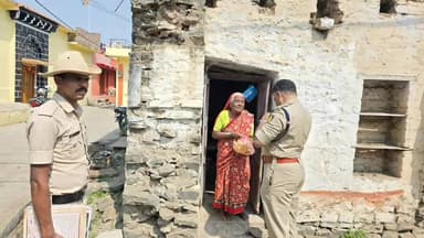 ಭಾಲ್ಕಿ: ಪಟ್ಟಣದಲ್ಲಿ ಪೊಲೀಸ್ ಇಲಾಖೆಯಿಂದ ಕಾರ್ಯ, ಒಂಟಿ ಮಹಿಳೆಯರ ನಿವಾಸಿಗಳಿಗೆ ಭೇಟಿನೀಡಿ ಧೈರ್ಯ ತುಂಬಿದ ಡಿವೈಎಸ್ಪಿ ಶಿವಾನಂದ ಪವಾಡಶಟ್ಟಿ