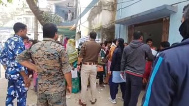 ভাতার: গতকাল বিশৃঙ্খলার পর আজ ব্লক প্রশাসন ও ভাতার থানার পুলিশের যৌথ উদ্যোগে শান্তিপূর্ণভাবে শেষ হলো ফর্ম জামা নেওয়ার কাজ