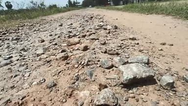 திருவாடனை: அஞ்சுக்கோட்டை சாலையில் கற்கள் பெயர்ந்து கரடுமுரடாக மாறிய சாலை - கிராம மக்கள் அவதி