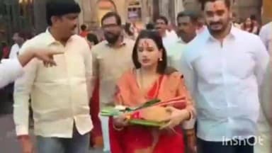 तुळजापूर: सिने अभिनेत्री प्राजक्ता गायकवाड यांनी सहकुटुंब घेतले आई तुळजाभवानीचे दर्शन