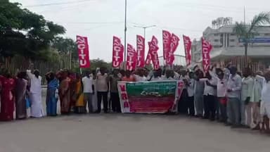 వీఆర్ఏలకు జీతాలు పెంచాలి ప్రమోషన్లు ఇవ్వాలి : తిరుపతిలో సిఐటియు నాయకుల ధర్నా