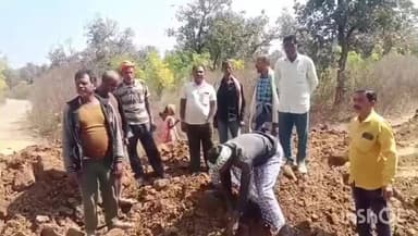 भंडरिया: फ़क़ीराडीह में ग्रामीणों ने श्रमदान से सड़क सुधारी, आवागमन हुआ सुगम